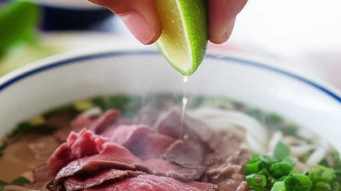 Một tác dụng bất ngờ khi vắt chanh vào phở bò