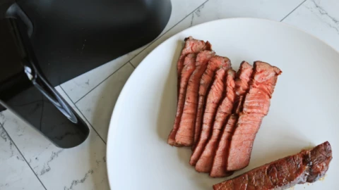 Cách làm steak nhanh chóng bằng nồi chiên không dầu!