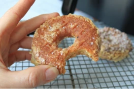 Chiêu thần kỳ với nồi chiên không dầu: biến bánh donut cũ giòn rụm, thơm lừng