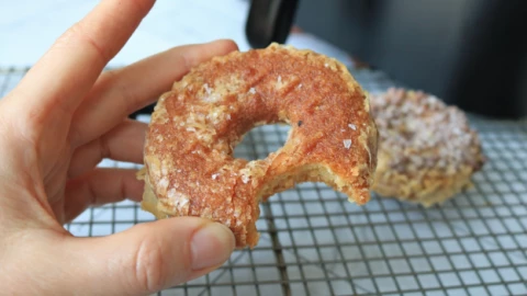 Chiêu thần kỳ với nồi chiên không dầu: biến bánh donut cũ giòn rụm, thơm lừng