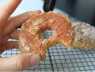 Chiêu thần kỳ với nồi chiên không dầu: biến bánh donut cũ giòn rụm, thơm lừng