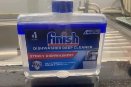 Nước vệ sinh máy rửa bát Finish để bị tách màu có phải là hàng fake?