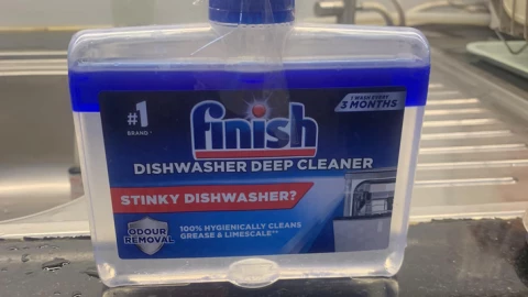 Nước vệ sinh máy rửa bát Finish để bị tách màu có phải là hàng fake?