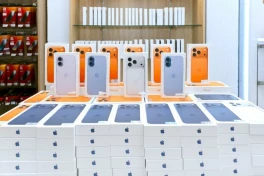Hàng trăm khách hàng nhận iPhone 17, iPhone Air tại Di Động Việt trong ngày đầu mở bán, iPhone 17 Pro Max Cam Vũ Trụ chiếm đa số