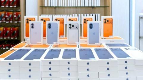Hàng trăm khách hàng nhận iPhone 17, iPhone Air tại Di Động Việt trong ngày đầu mở bán, iPhone 17 Pro Max Cam Vũ Trụ chiếm đa số
