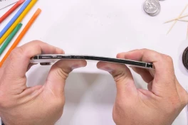 iPhone Air vượt qua bài tra tấn bẻ cong của "đồ tể công nghệ" JerryRigEverything
