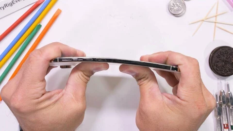 iPhone Air vượt qua bài tra tấn bẻ cong của "đồ tể công nghệ" JerryRigEverything
