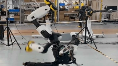 Xuất hiện robot hình người đầu tiên trên thế giới biết nhào lộn kết hợp đá chân