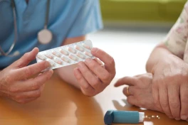 Vì sao uống thuốc giảm đau, hạ sốt khi bụng đói có thể gây hại dạ dày?
