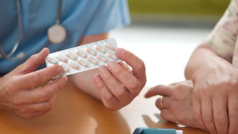 Vì sao uống thuốc giảm đau, hạ sốt khi bụng đói có thể gây hại dạ dày?