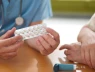 Vì sao uống thuốc giảm đau, hạ sốt khi bụng đói có thể gây hại dạ dày?