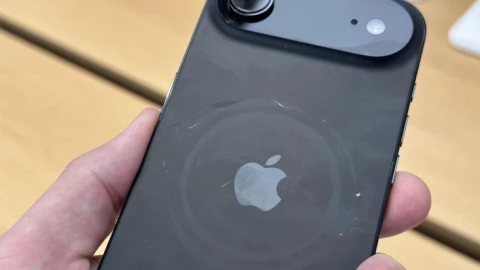 iPhone 17 Pro màu tối bị tố mỏng manh hơn bạn tưởng