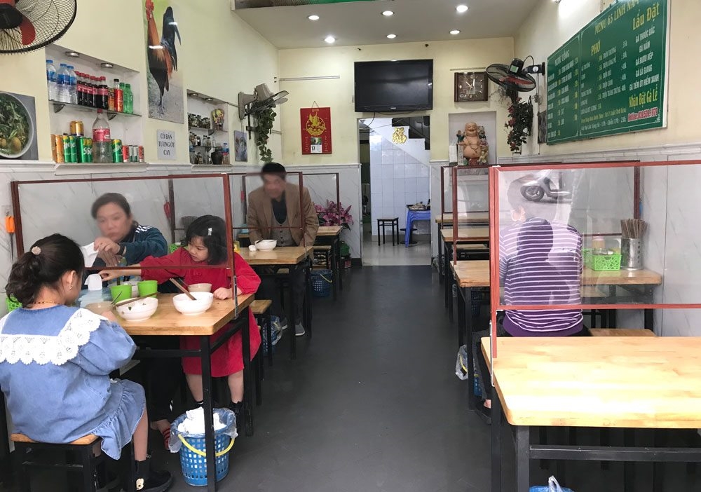 thumbnail - Hà Nội mở lại hàng quán phục vụ ăn tại chỗ từ 6h ngày 14/10
