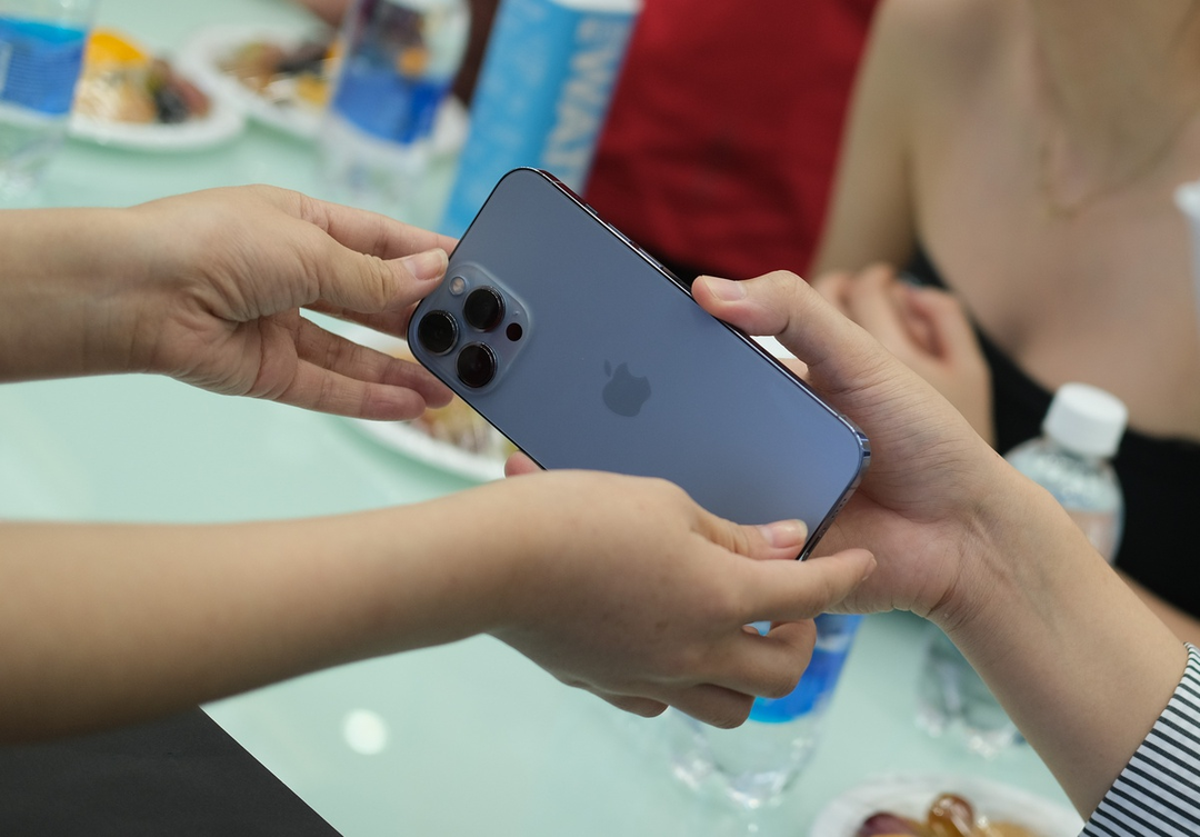 Người mua iPhone 13 chính hãng cần hóa đơn để được bảo hành ở Việt Nam