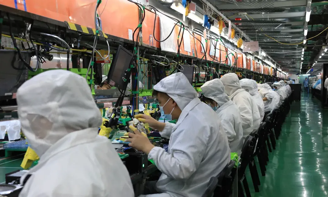 Foxconn thưởng công nhân lắp iPhone 1.470 USD nếu quay lại làm việc