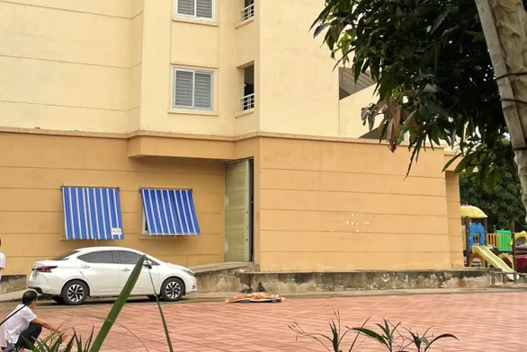 thumbnail - Phó giám đốc Sở KH&CN Thanh Hóa rơi từ tầng cao chung cư xuống sân tử vong