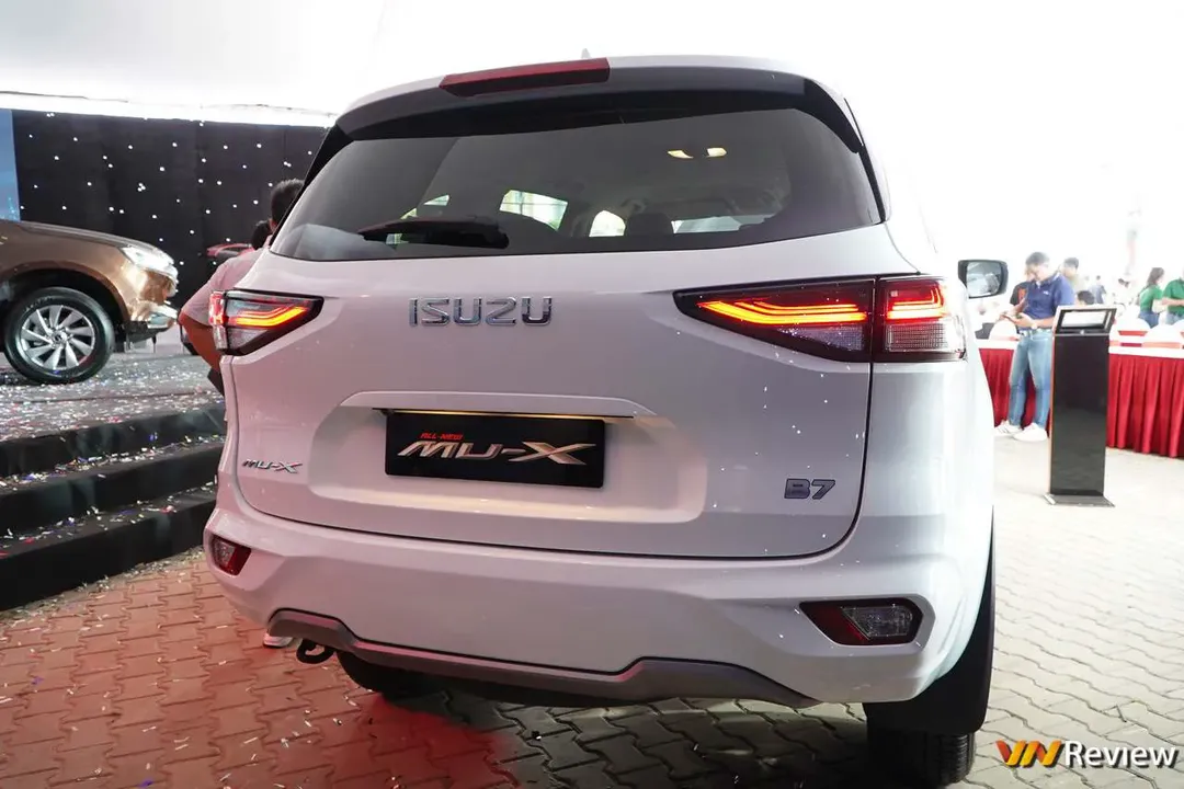 ISUZU All New mu-X 2022 ra mắt tại Việt Nam: SUV cỡ trung, cạnh tranh Everest, Fortuner, giá từ 900 triệu đồng