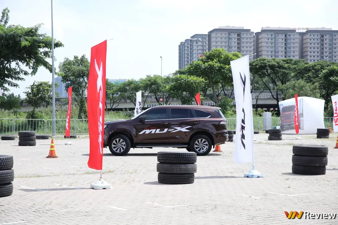 ISUZU All New mu-X 2022 ra mắt tại Việt Nam: SUV cỡ trung, cạnh tranh Everest, Fortuner, giá từ 900 triệu đồng