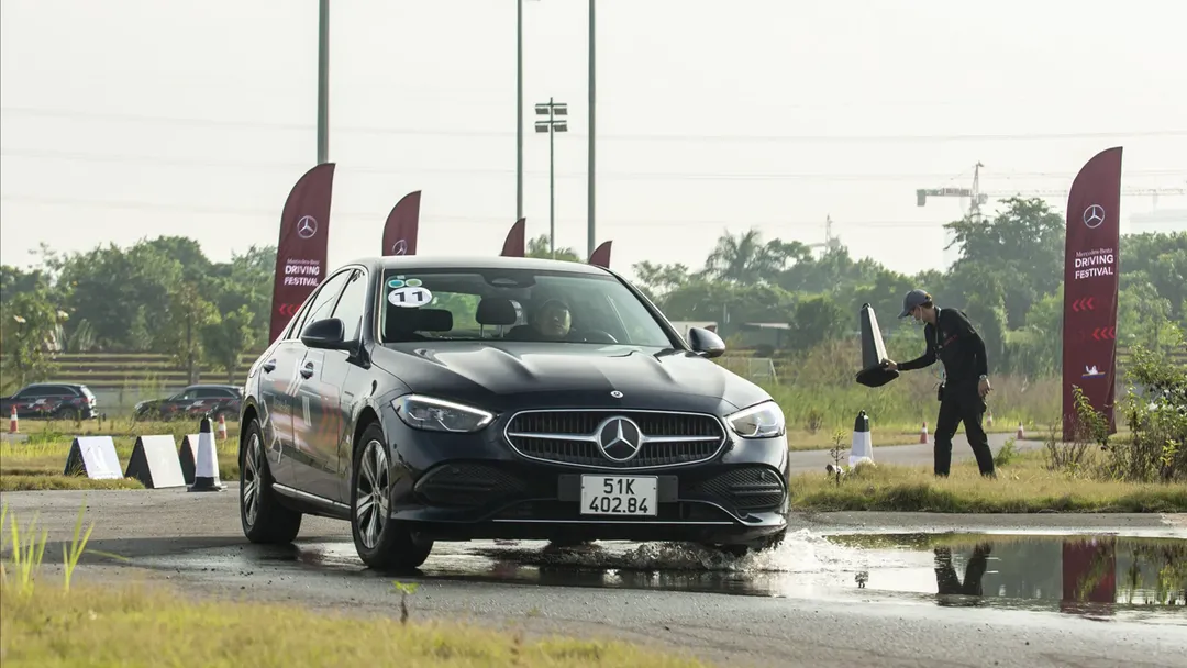 thumbnail - Mercedes-Benz khai mạc lễ hội trải nghiệm 14 dòng xe với giá trị hơn 100 tỷ đồng