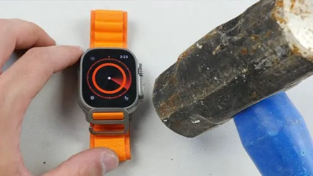 thumbnail - Dùng búa thử độ bền Apple Watch Ultra: Bàn hỏng trước, đồng hồ hỏng sau