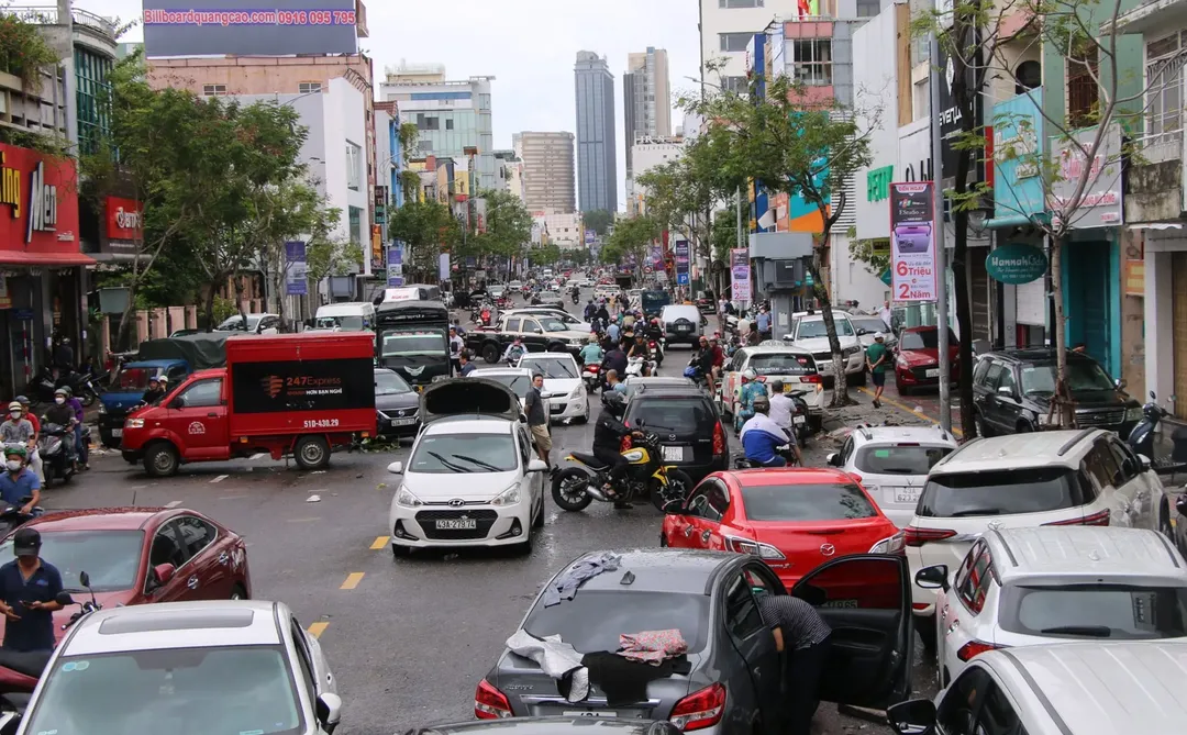 Sau mưa lớn, hàng nghìn xe hơi nằm la liệt trên đường phố Đà Nẵng