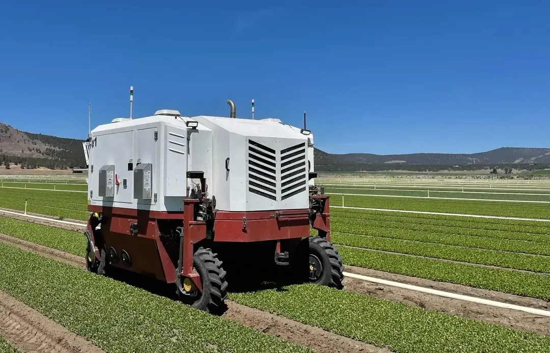 Robot phóng tia laser diệt cỏ dại, mỗi giờ diệt được 200,000 cây