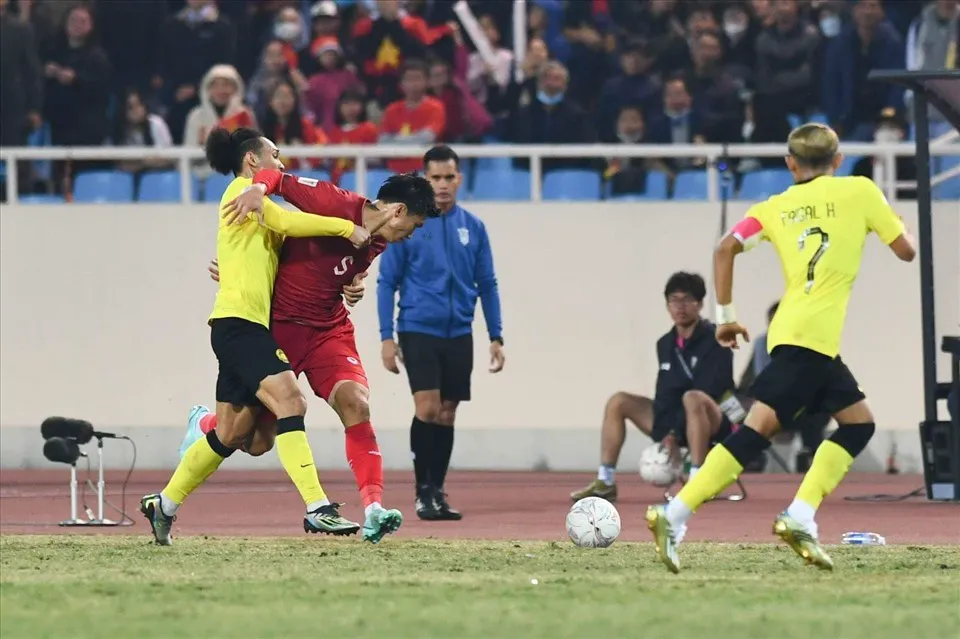 Chơi xấu Văn Hậu, cầu thủ Malaysia bị phạt 1.000 USD, cấm thi đấu 2 trận