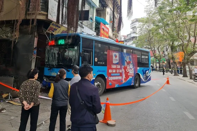 Hé lộ nguyên nhân khiến chiếc xe buýt lao vào quán bún chả ở Hà Nội