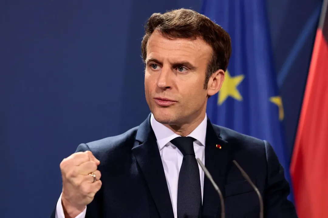 Tổng thống Pháp qua mặt Quốc hội, phê chuẩn luật tăng tuổi hưu, người dân biểu tình phản đối