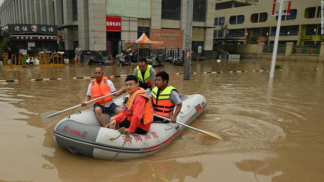 Trong khi Việt Nam và nhiều nước châu Á nắng nóng, thiếu điện, Trung Quốc lại phải chịu cảnh mưa lụt, nước tràn bờ đê