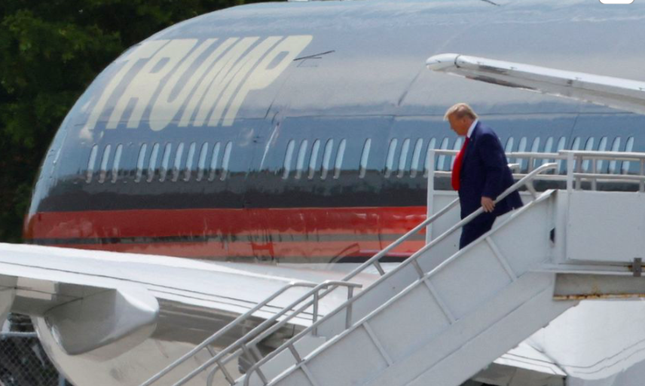 Cựu tổng thống Mỹ Donald Trump tới Miami để hầu tòa