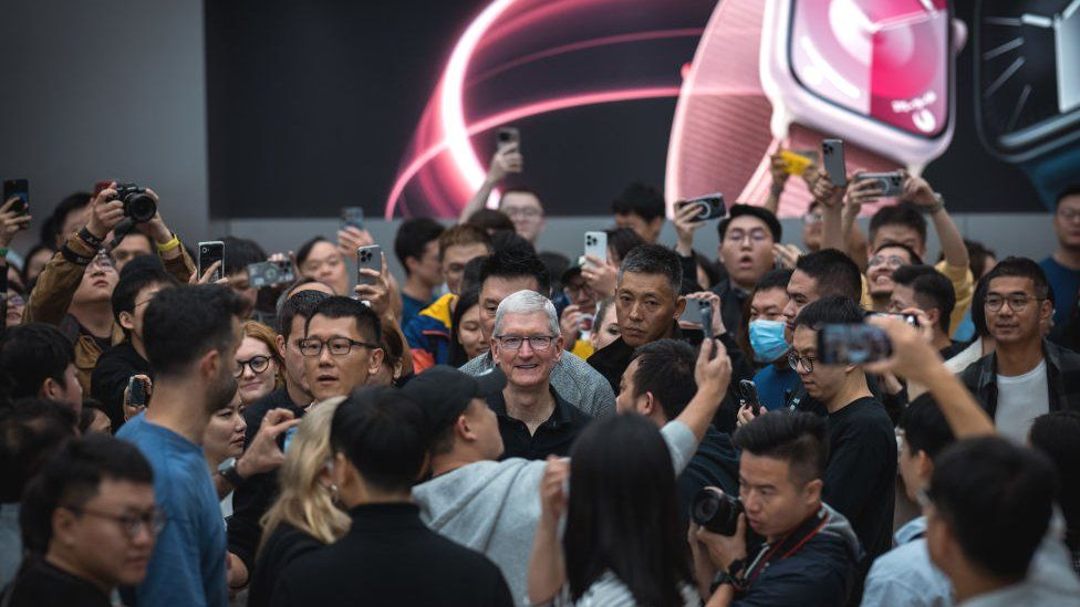 CEO Tim Cook tức tốc 'công du' Trung Quốc vì một đối thủ "đội mồ sống dậy"