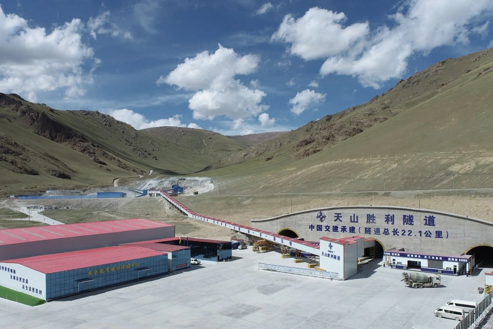 Đường hầm cao tốc dài nhất thế giới xuyên qua dãy núi Thiên Sơn cao hơn 7.000 mét, sẽ đem về nguồn lợi kinh tế trăm tỷ USD cho Trung Quốc