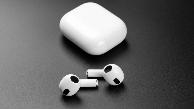 Có nên dùng cồn để vệ sinh AirPods không?