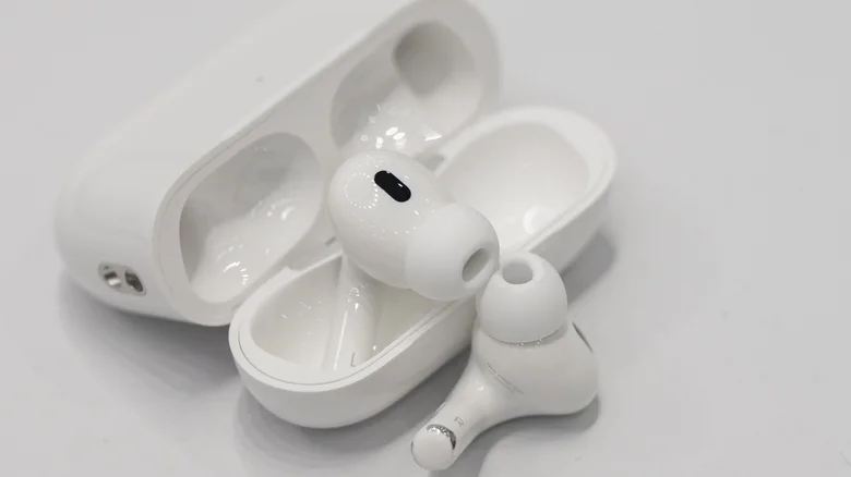 Có nên dùng cồn để vệ sinh AirPods không?