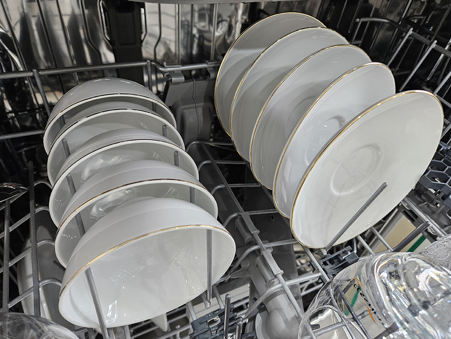 Nếu muốn bát đĩa rửa máy khô hơn, đừng quên dùng nước trợ xả