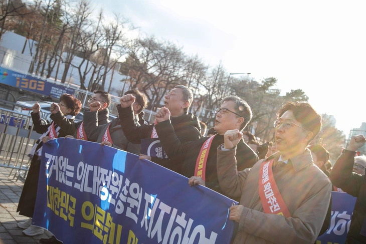 Bác sĩ đình công, ngành y náo loạn: Hàn Quốc vừa đấm vừa xoa