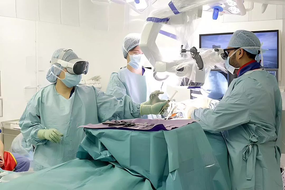 Lần đầu tiên thực hiện phẫu thuật bằng kính Vision Pro 3.500 USD của Apple