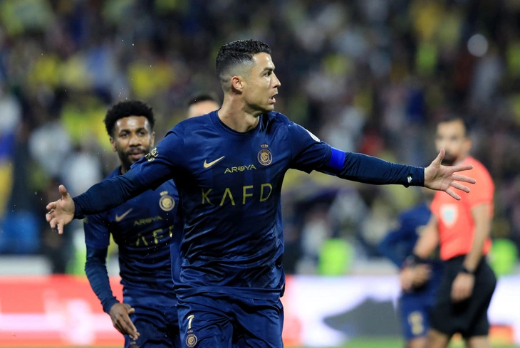 Ronaldo rực sáng với 2 hat-trick trong 3 ngày ở tuổi 39