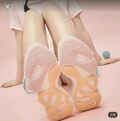 Áp phích quảng cáo giày nữ của Anta bị nghi ngờ có nội dung khiêu dâm!