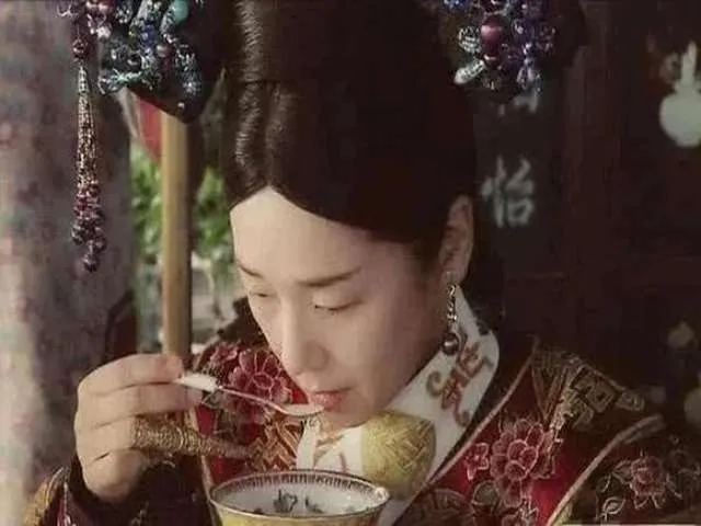 "Đi trước thời đại" như Từ Hy thái hậu, từ thời nhà Thanh đã thích uống trà sữa, nhưng mà trà sữa này nó lạ lắm!