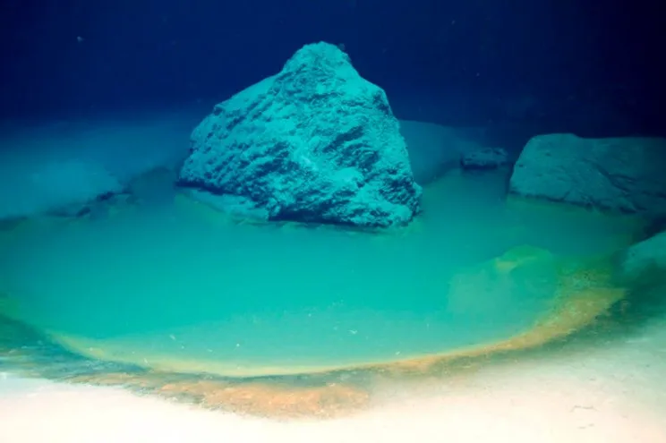 thumbnail - Hồ nước mặn: "Nấm mồ" vô hình dưới đáy đại dương