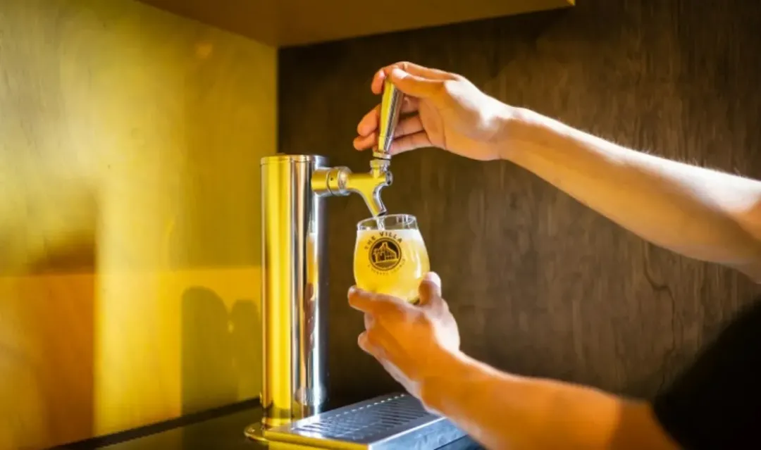 thumbnail - Khách sạn Nhật Bản "chơi lớn": đặt vòi dẫn từ nhà máy bia cho mỗi phòng, 10 lít bia miễn phí mỗi ngày