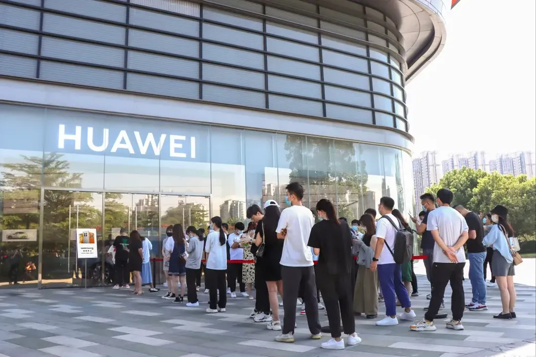 Dân Trung Quốc "chen nhau" để mua điện thoại mới của Huawei