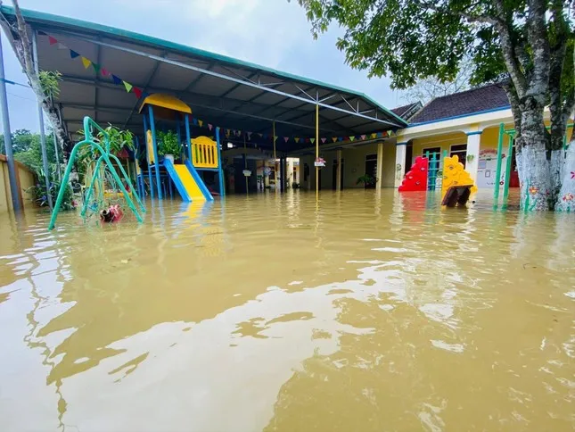 Tại sao lũ lụt xảy ra ở Nghệ An và một số tỉnh miền Trung?