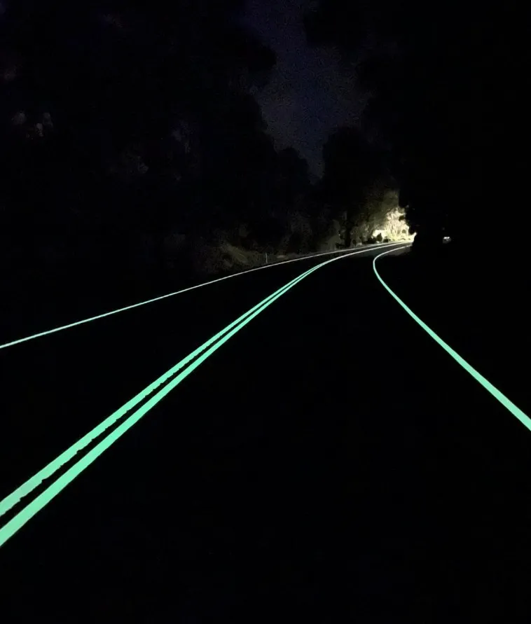 Úc thử nghiệm vạch kẻ đường tự phát quang trong bóng tối
