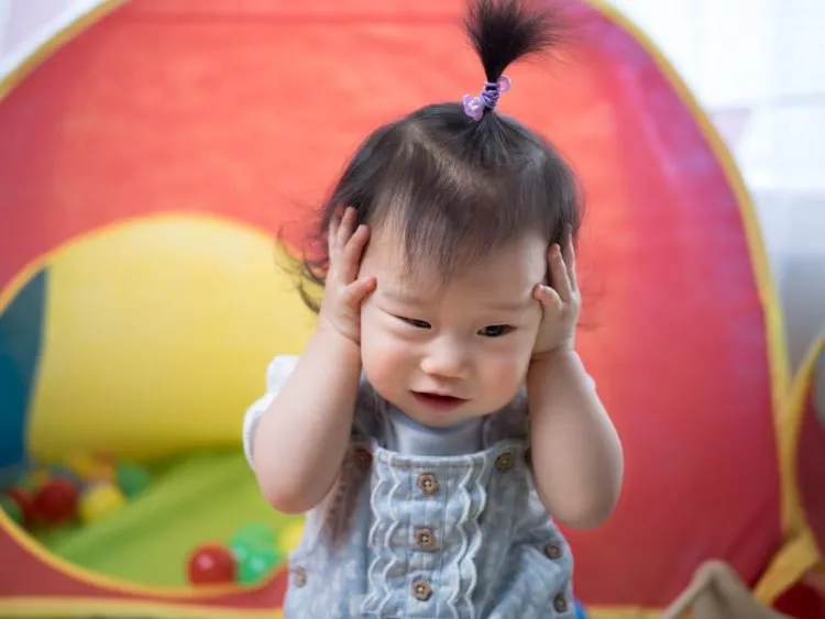 8 dấu hiệu cảnh báo bệnh viêm tai giữa ở trẻ em