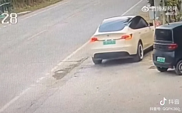 Xe Tesla tai nạn kinh hoàng ở Trung Quốc: 2 người chết, 3 người bị thương