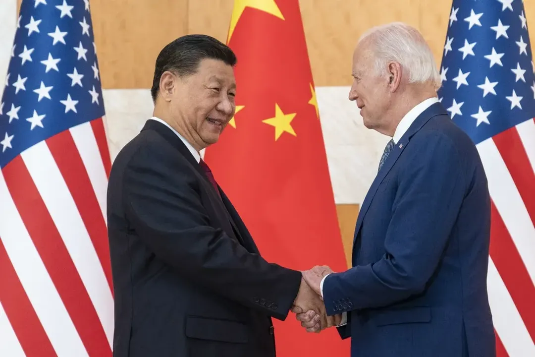 Cuộc gặp mặt lịch sử giữa Biden và Tập Cận Bình trước G20: bắt tay, cười đùa “giả trân” nhưng phát biểu vẫn sặc mùi thuốc súng