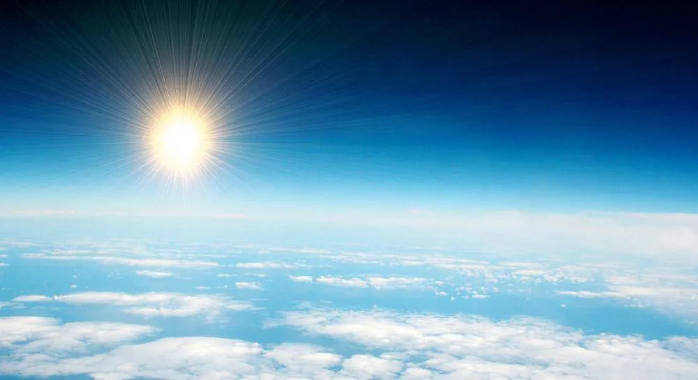 Tại sao Trái Đất nhận được ánh sáng Mặt Trời nhưng khoảng không giữa Trái Đất và Mặt Trời lại tối đen như mực?